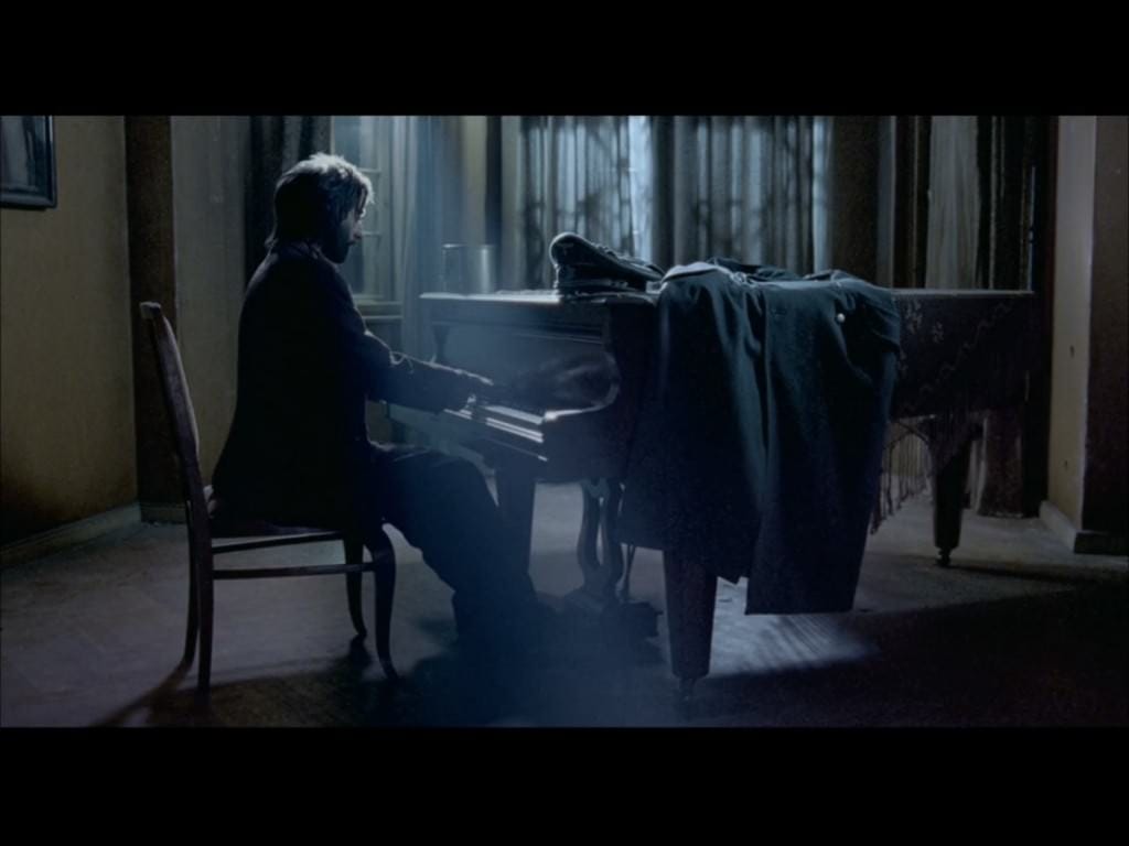 ドイツ軍将校の前でピアノを弾く