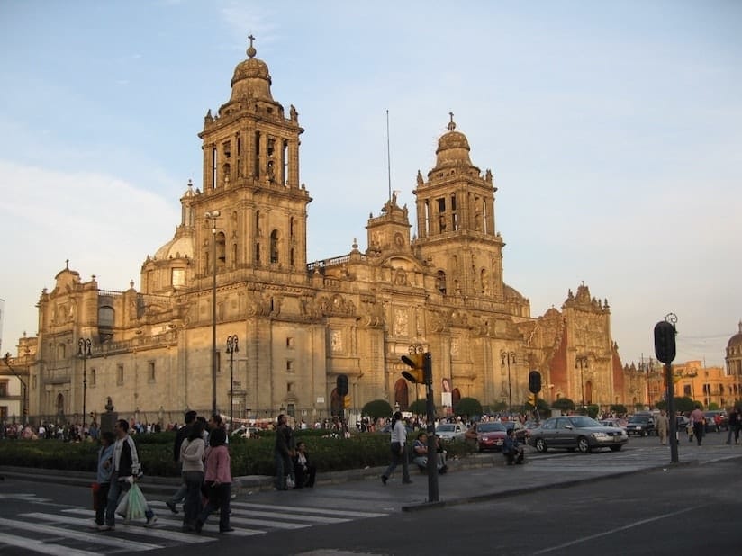 メキシコシティ歴史地区とソチミルコ