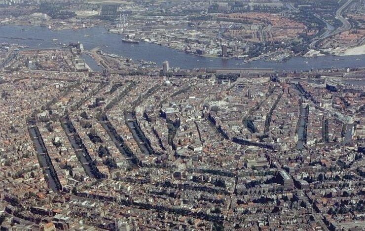 空から眺めたアムステルダムの環状運河地区
